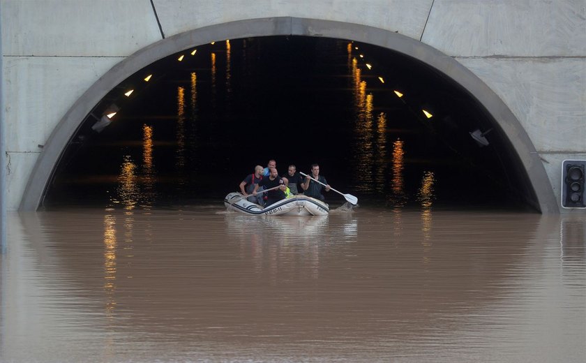 No sul da Espanha, chuva causa inundações, fecha dois aeroportos e deixa mortos