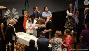 Filhos de Roberto Leal se emocionam no velório do pai