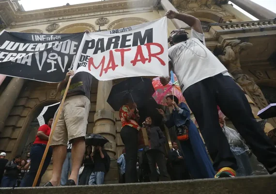 Risco de negro ser vítima de homicídio é 2,7 vezes maior no Brasil