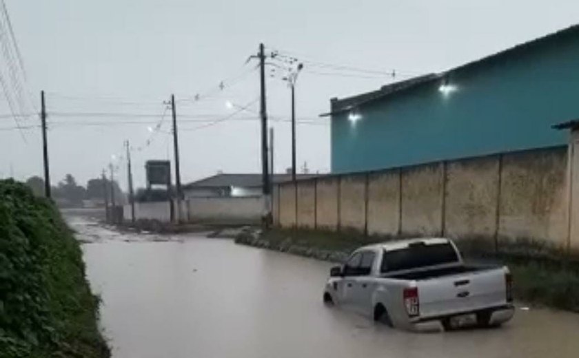 Chuva causa alagamentos em rua de Teotônio Vilela, no Sertão de Alagoas