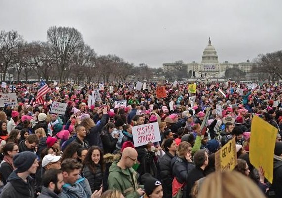 Milhares de pessoas protestam contra Donald Trump em Washington