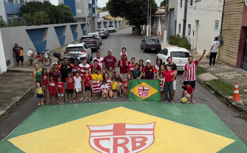 Sócios Kids pintam o Casarão do CRB de verde e amarelo