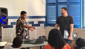 Estagiário da Seduc leva oficina de DJ a escolas estaduais e inspira estudantes pela música