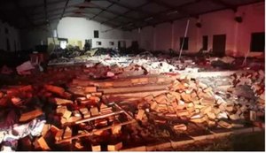 Igreja desaba durante celebração da Páscoa e deixa 13 mortos