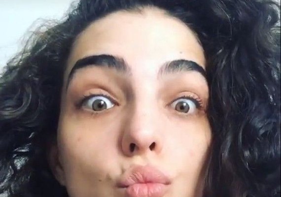 Atriz Julia Konrad já está em casa após cirurgia de emergência