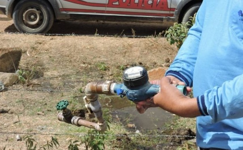 Casal faz operação para combater furto de água em três cidades
