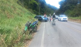 Homem morre após veículo de passeio invadir contramão e colidir frontalmente em sua motocicleta