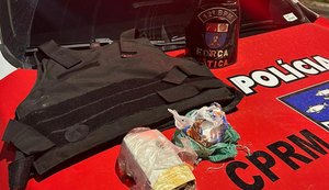 PM prende faccionado do Comando Vermelho com drogas e colete balístico