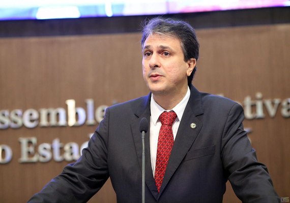 Governador do CE sanciona novas leis para conter ataques no estado