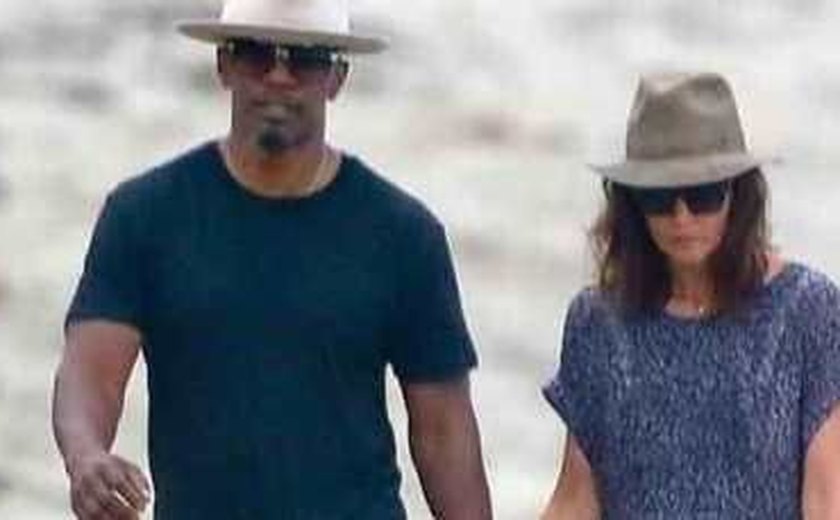 Katie Holmes é flagrada de mãos dadas com Jamie Foxx em praia