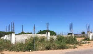 Arapiraca: matagal invade obra de ginásio de esportes na Vila Bananeiras