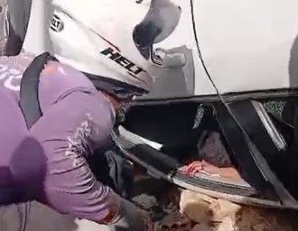 Carro capota e motorista fica preso às ferragens na Santa Amélia