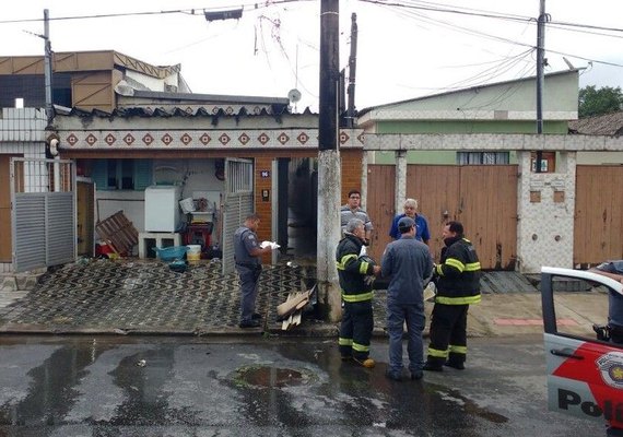 Mulher briga com vizinhos e coloca fogo na própria casa em Santos