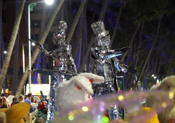 Desfile das Escolas de Samba de Alagoas encanta público que foi a orla de Maceió