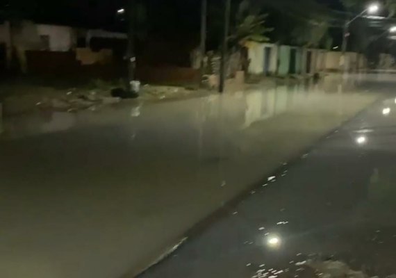 Ruas de Rio Largo e Jacuípe ficam inundadas após rios que cortam a cidade transbordarem