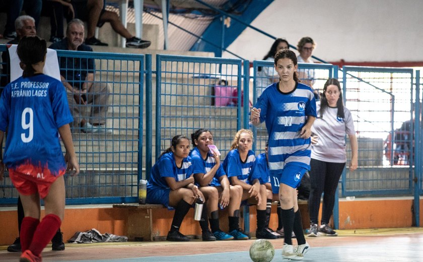 Mulheres comandam equipes de futsal e desafiam estereótipos