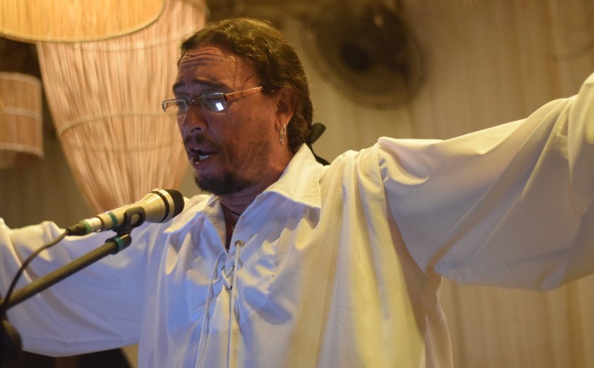 Marcio Cardoso apresenta seu show 'Enquanto a Noite' no Teatro Sérgio Cardoso