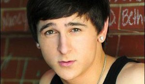 Ex-ator de 'Hannah Montana' implora por emprego: 'Trabalho por comida'