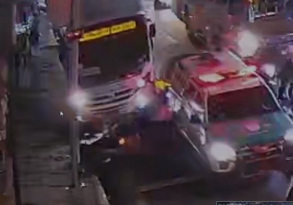 Ônibus desgovernado colide com outros quatro veículos na Ladeira dos Martírios, no centro de Maceió