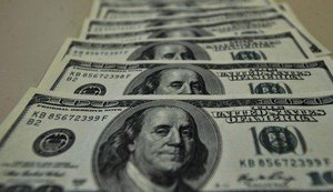 Dólar sobe ante real nesta terça, à espera de novidades políticas