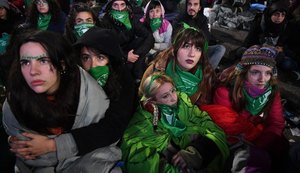 Manifestantes acompanham discussão sobre aborto na Argentina