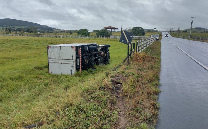 Motorista perde controle de caminhão, colide em estacas e tomba na AL-110