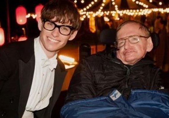 Eddie Redmayne presta homenagem a Stephen Hawking no funeral do astrofísico