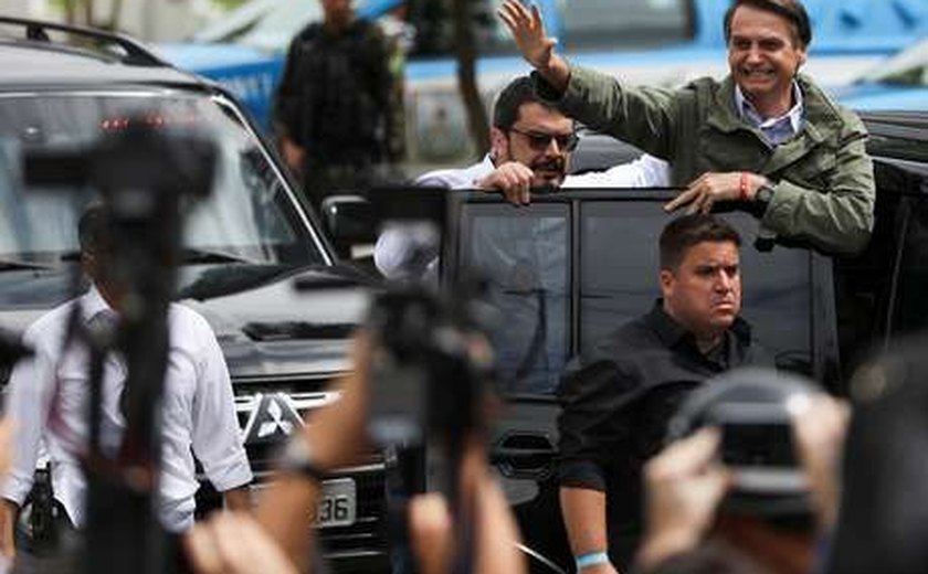 Bolsonaro vota no Rio, com forte esquema de segurança
