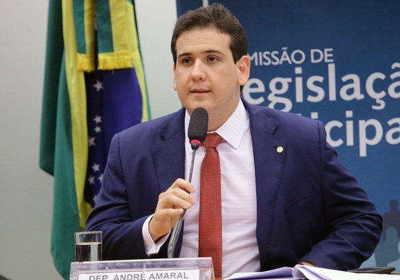 Câmara analisa projeto que permite uso do nome social em documento de identidade