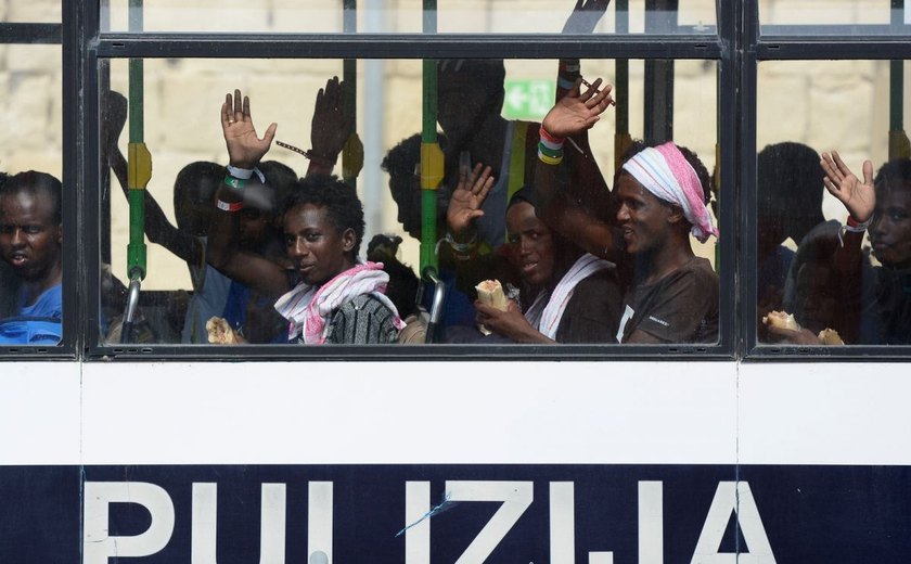 Navio com 141 migrantes resgatados na costa da Líbia chega a Malta