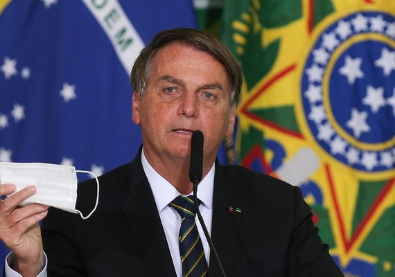 Bolsonaro pede parecer para desobrigar uso de máscara