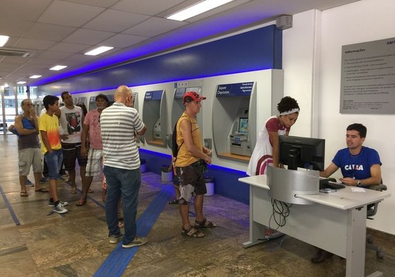 Bancos ampliam caixas compartilhados e clientes reclamam de cédulas
