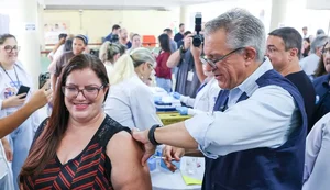 Ministério da Saúde inicia vacinação de 26,7 mil profissionais de saúde contra a dengue em Alagoas
