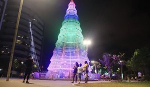Luzes de Natal encantam moradores e turistas na orla da capital alagoana