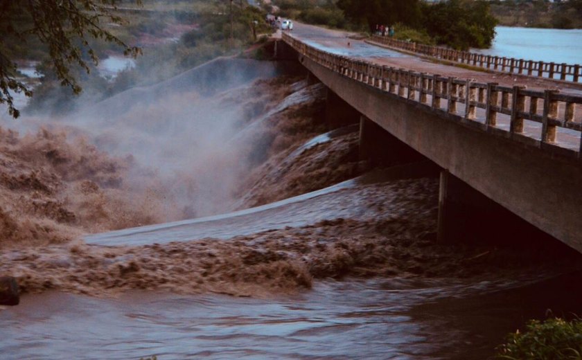 PRF/AL informa que ponte sobre o Rio Camoxinga, em Santana, está interditada