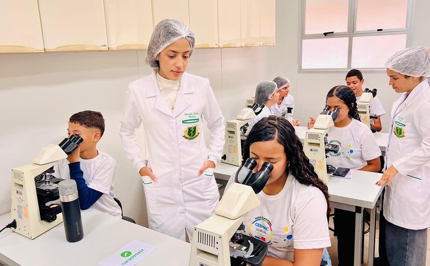 Cesmac recebe estudantes da RAFCE em visita a cursos, laboratórios e núcleo de robótica