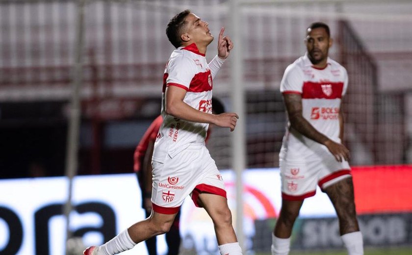 CRB abre 3x0 sobre Atlético-GO no 1º tempo, mas vê adversário empatar na etapa final