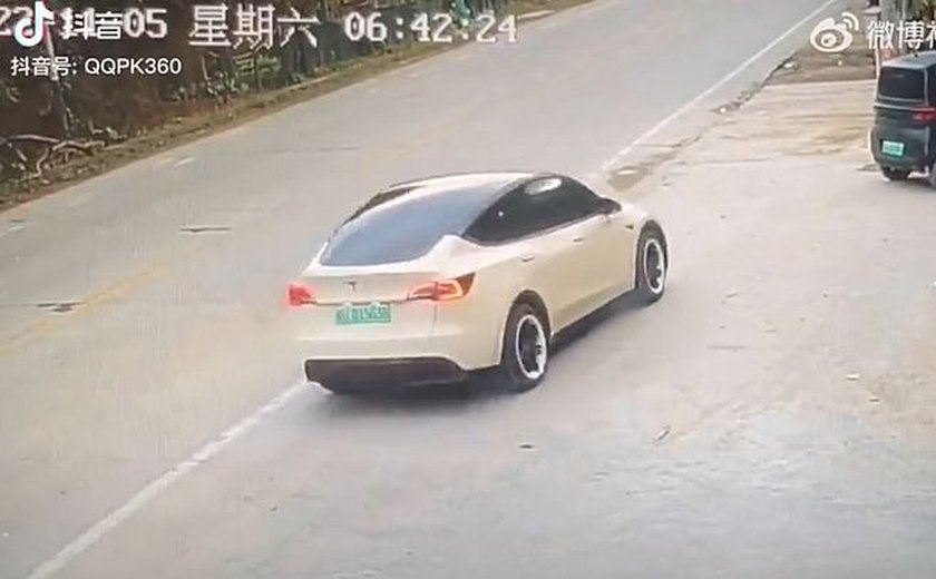 Acidente com carro Tesla 'sem motorista' deixa dois mortos na China