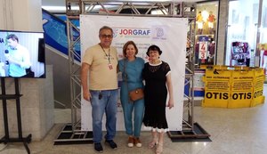 Exposição 18 anos da Tribuna recebe visita da apresentadora Estela Nascimento