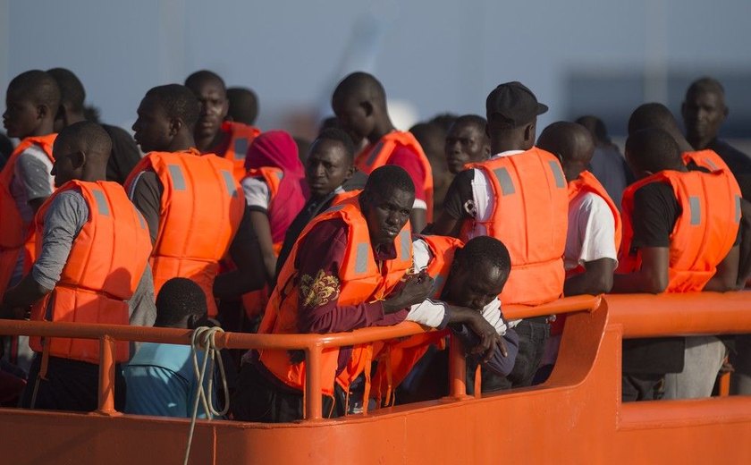 Operações neste sábado resgatam 237 imigrantes no Mar Mediterrâneo