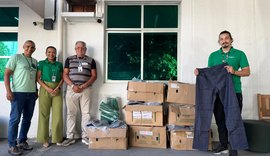 Cooperativa de Maceió doa 260 peças de roupa para instituição beneficente da capital
