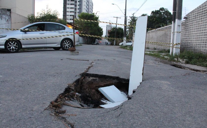 Rachaduras interditam rua no bairro do Pinheiro e preocupam moradores