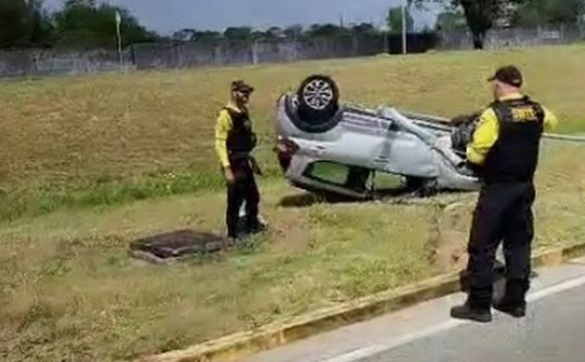 Capotamento deixa mulher ferida próximo ao Aeroporto Zum dos Palmares