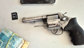 Operações cumprem 34 mandados, prendem 4 e apreendem arma de fogo e dinheiro no Sertão