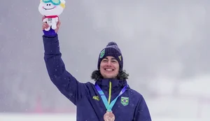 Adolescente de 17 anos ganha primeira medalha do Brasil da história em Jogos Olímpicos de Inverno