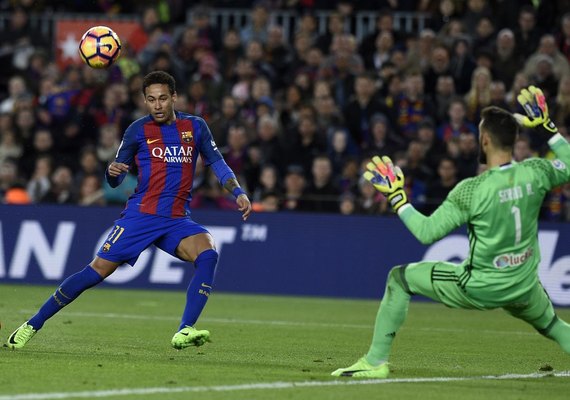 Com cavadinha de Neymar, Barcelona goleia e joga pressão para o Real