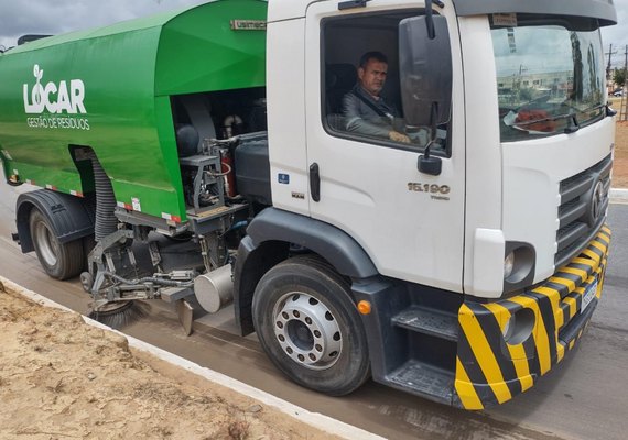 Desenvolvimento Sustentável inicia atuação de caminhão varredeira na limpeza da capital