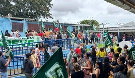 Sinteal e grevistas da educação protestam em evento com presença de Paulo Dantas