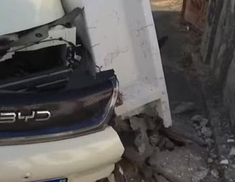 Motorista de aplicativo bate em poste após perder controle do veículo no Farol