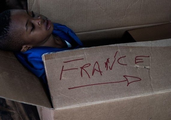 Criança é vista em caixa com a palavra 'França' em navio de migrantes recusado pela Itália